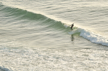 surfista en la playa de los locos suances cantabria