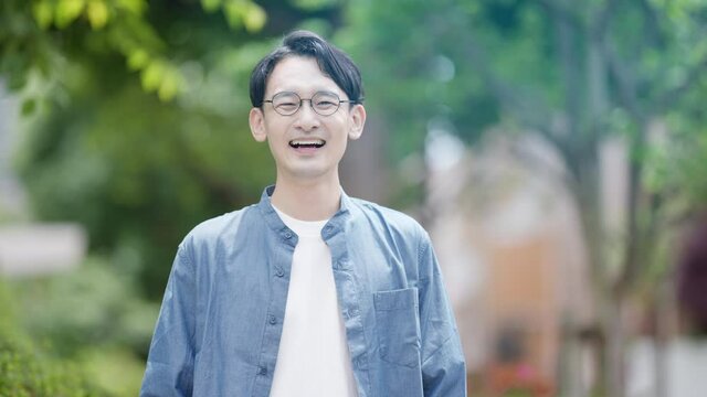 屋外で笑っている若い男性