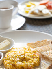 desayuno, en a mañana o merienda en las tar en hotel con fruta fresas melon sandia huevos revueltos tostadas mantequilla con mermelada jugo de mora cereales con yogurt