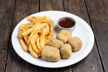bastones de queso con papas fritas