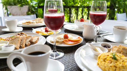 desayuno, en a mañana o merienda en las tar en hotel con fruta fresas melon sandia huevos revueltos tostadas mantequilla con mermelada jugo de mora cereales con yogurt