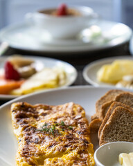 desayuno, en a mañana o merienda en las tar en hotel con fruta fresas melon sandia huevos revueltos tostadas mantequilla con mermelada jugo de mora cereales con yogurt