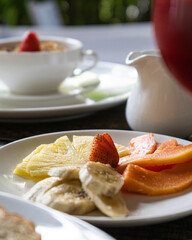 desayuno, en a mañana o merienda en las tar en hotel con fruta fresas melon sandia huevos revueltos tostadas mantequilla con mermelada jugo de mora cereales con yogurt