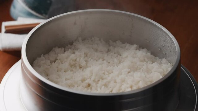 羽釜でご飯を炊く