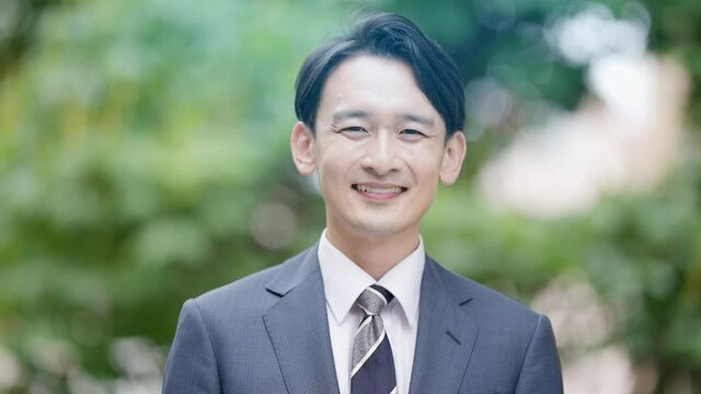 屋外で笑うビジネスマン　イメージ