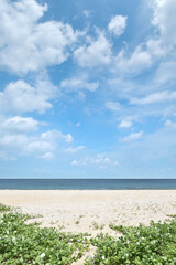 波の音が響く、白い砂浜と青い空