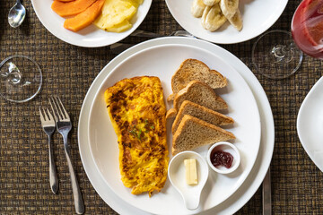 desayuno, en a mañana o merienda en las tar en hotel con fruta fresas melon sandia huevos revueltos tostadas mantequilla con mermelada jugo de mora cereales con yogurt