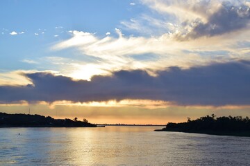 Obraz premium Atardecer en el río Paraná
