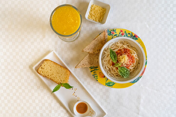 comida deliciosa, fideos, pasta, pizza, sandwich cafeteria, con jugo natural y postre de vainilla o chocolate, platos blancos ensalda capresse, albahaca queso hamburguesa, brownie, galleta de chocolat