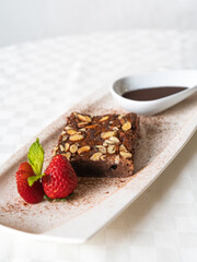 comida deliciosa, fideos, pasta, pizza, sandwich cafeteria, con jugo natural y postre de vainilla o chocolate, platos blancos ensalda capresse, albahaca queso hamburguesa, brownie, galleta de chocolat