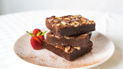 comida deliciosa, fideos, pasta, pizza, sandwich cafeteria, con jugo natural y postre de vainilla o chocolate, platos blancos ensalda capresse, albahaca queso hamburguesa, brownie, galleta de chocolat