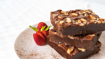 comida deliciosa, fideos, pasta, pizza, sandwich cafeteria, con jugo natural y postre de vainilla o chocolate, platos blancos ensalda capresse, albahaca queso hamburguesa, brownie, galleta de chocolat