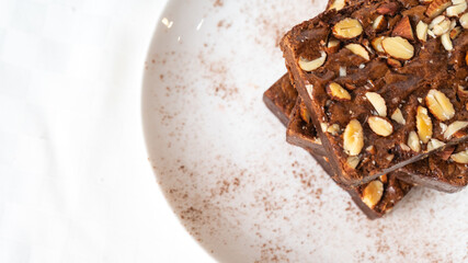 comida deliciosa, fideos, pasta, pizza, sandwich cafeteria, con jugo natural y postre de vainilla o chocolate, platos blancos ensalda capresse, albahaca queso hamburguesa, brownie, galleta de chocolat