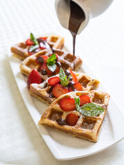 comida deliciosa, fideos, pasta, pizza, sandwich cafeteria, con jugo natural y postre de vainilla o chocolate, platos blancos ensalda capresse, albahaca queso hamburguesa, brownie, galleta de chocolat