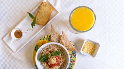 comida deliciosa, fideos, pasta, pizza, sandwich cafeteria, con jugo natural y postre de vainilla o chocolate, platos blancos ensalda capresse, albahaca queso hamburguesa, brownie, galleta de chocolat