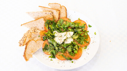 comida deliciosa, fideos, pasta, pizza, sandwich cafeteria, con jugo natural y postre de vainilla o chocolate, platos blancos ensalda capresse, albahaca queso hamburguesa, brownie, galleta de chocolat