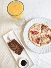 comida deliciosa, fideos, pasta, pizza, sandwich cafeteria, con jugo natural y postre de vainilla o chocolate, platos blancos ensalda capresse, albahaca queso hamburguesa, brownie, galleta de chocolat