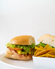 merienda, plato de comida con jugo y postre, smoth, pasta, pizza. comida en mesa. comida, cena, almuerzo desayuno. cafe,  sandwich de queso con jamon plato de frutas, jugos naturales, acompañamientos