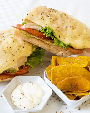 Merienda, Plato De Comida Con Jugo Y Postre, Smoth, Pasta, Pizza. Comida En Mesa. Comida, Cena, Almuerzo Desayuno. Cafe,  Sandwich De Queso Con Jamon Plato De Frutas, Jugos Naturales, Acompañamientos