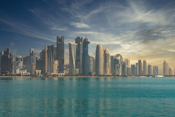 Obraz premium DOHA, QATAR - FEBRUARY 11, 2018: The skyline of the modern and high-rising city of Doha, Qatar, Middle East