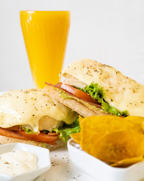 Merienda, Plato De Comida Con Jugo Y Postre, Smoth, Pasta, Pizza. Comida En Mesa. Comida, Cena, Almuerzo Desayuno. Cafe,  Sandwich De Queso Con Jamon Plato De Frutas, Jugos Naturales, Acompañamientos