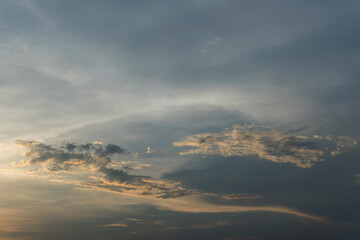 Obraz premium Beautiful sunset sky above clouds with dramatic light