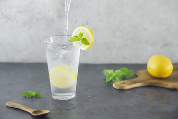 冷たいレモン水を作る