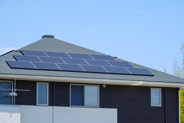 ソーラーパネルのある家　太陽光　発電　エコシステム