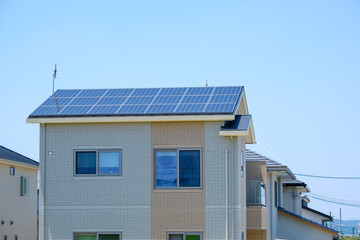 ソーラーパネルのある家　太陽光　発電　エコシステム