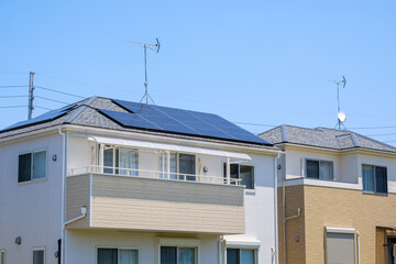 Fototapeta na wymiar ソーラーパネルのある家　太陽光　発電　エコシステム