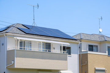ソーラーパネルのある家　太陽光　発電　エコシステム