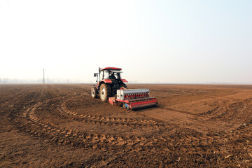 Obraz premium Farmers drive planters to grow peas on the farm