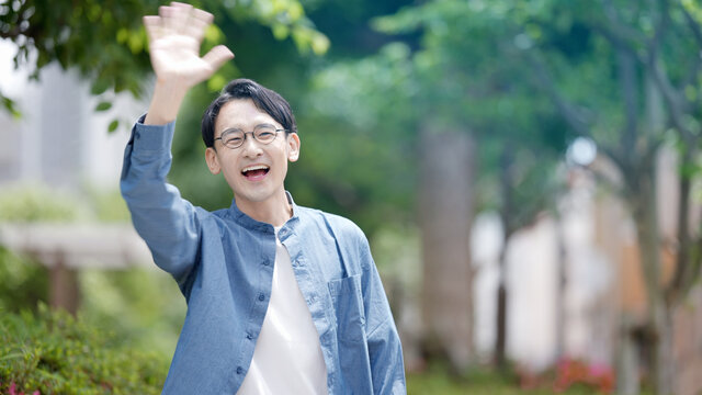 友人と待ち合わせをしている若い男性