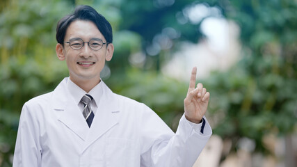 屋外で説明をする医者