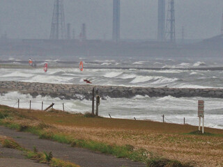 強風で大波の海岸でウインドサーフィンの風景