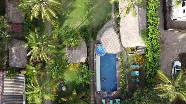 palomino la guajita en colombia, enfrente del mar, entre palmas y mucha arena con desayuno y olas que golpean  los pies. clima caluroso cielos despejados tomas con drone vuelo