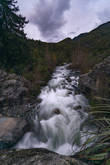 Rio en las monta&ntilde;as