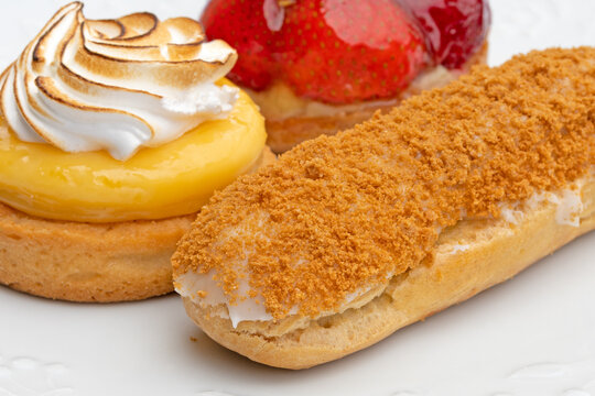 plusieurs p&acirc;tisseries individuelle dans une assiette