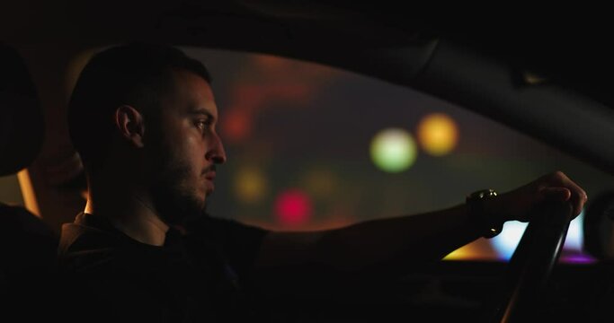 Hombre conduciendo de noche por la ciudad es perseguido por la policía
