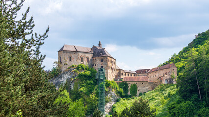 Fototapeta na wymiar Burg Rabenstein inder Steiermark bei Frohnleiten, Österreich - Vorderansicht