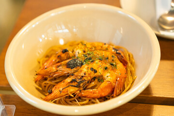 stir fried spaghetti with shrimps