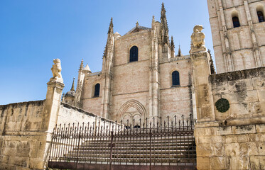 Fototapeta na wymiar Escalinata con reja cerrada hacia la catedral gótica de Segovia, España