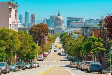Obraz premium Beautiful street with townhouses in San Francisco famous architecture. San Francisco, USA - 17 Apr 2021