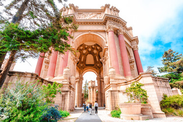 Obraz premium Palace of Fine Arts surrounded by flowers and trees in San Francisco