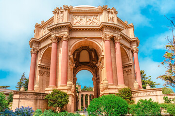 Fototapeta premium Palace of Fine Arts surrounded by flowers and trees in San Francisco