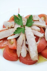 Ensalada de bonito con tomate, cebolla y perejil aliñada