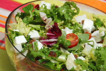 ENSALADA DE HIERBAS Y QUESO FRESCO