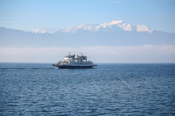 nave al lago mezza nebbia