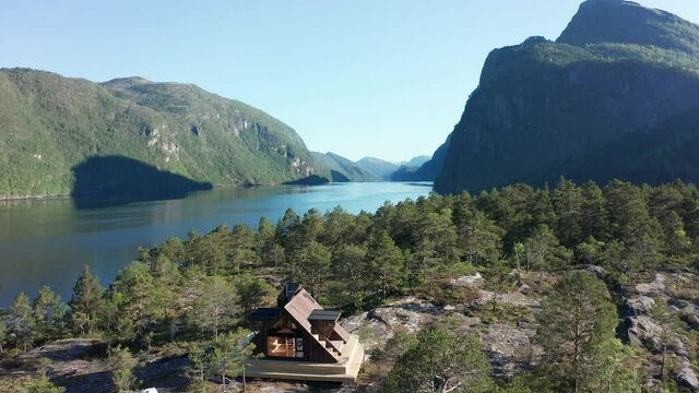 Public day-trip cabin at Tettaneset Stanghelle with Veafjord in background - Reverse aerial with magnificent view