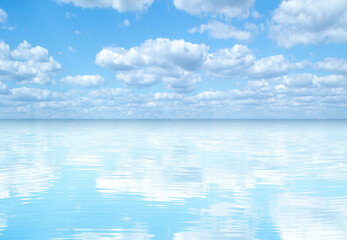 Obraz premium blue sky and white clouds reflected in seawater